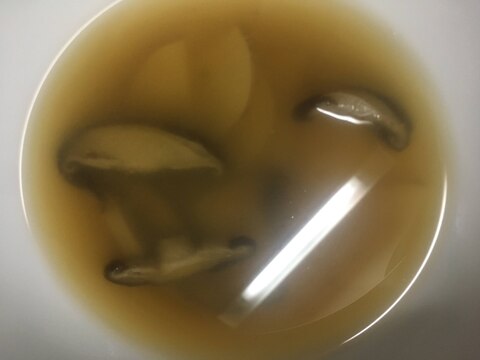 椎茸とじゃがいもの味噌汁